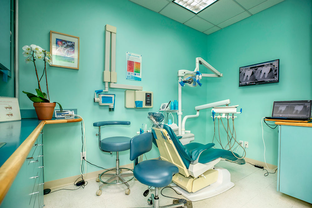 Treatment room with a digital X-ray on the monitor